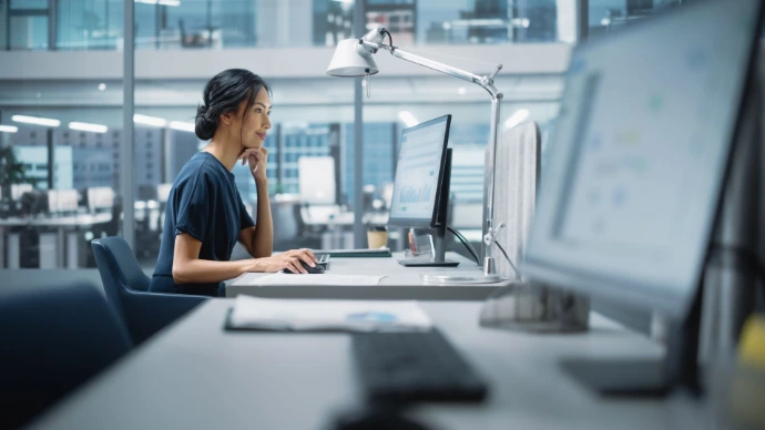 Femme dans un bureau sur ordinateur